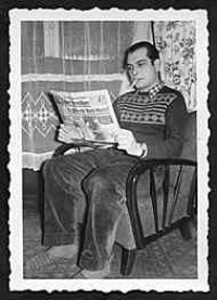 Mann liest die BILD-Zeitung 50er Jahre
