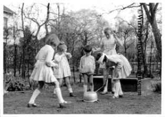 Topfschlagen am Kindergeburtstag 1960er Jahre